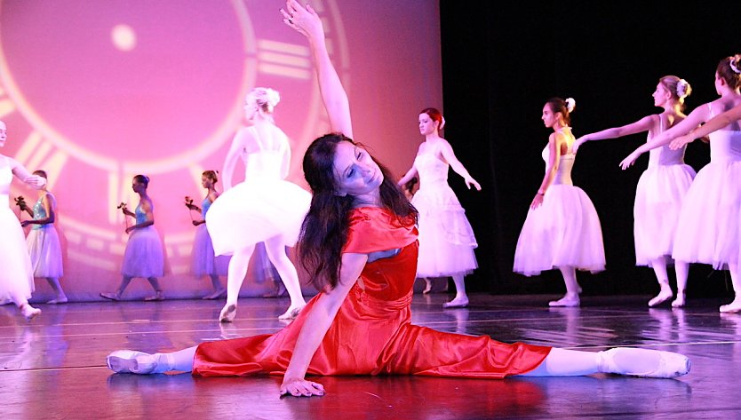 Die einstige Solotänzerin Luiza Radeva leitet seit 29 Jahren ihre Tanzschule (Foto: Radev)