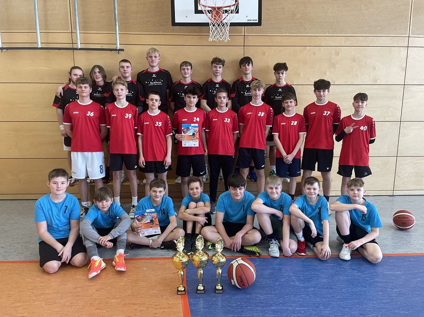 So sehen Sieger aus - die Basketballteams des Gymnasiums (Foto: Heike Roeder)