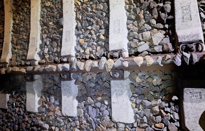 Unbekannte legten Steine und eine Steinplatte auf die Gleise (Foto: Bundespolizei Erfurt)