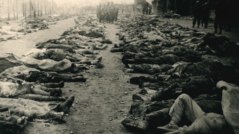 Opfer in der Boelcke-Kaserne nach Bombardierung 1945 (Foto: Stadtarchiv Nordhausen)