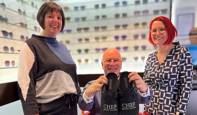  Chef Ulrich Ebert hat jetzt Pause: Nicole Pohl (links) und Anika Ziegler sind seit Jahresbeginn die neuen Geschäftsführerinnen bei "Weitblick Optik & Hörakustik" in der Töpferstraße in Nordhausen. (Foto: SWG Nordhausen/S.Schedwill)