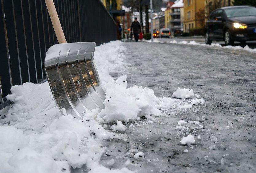 Bei Eis und Schnee müssen Bürgersteige geräumt werden (Foto: HUK Coburg)