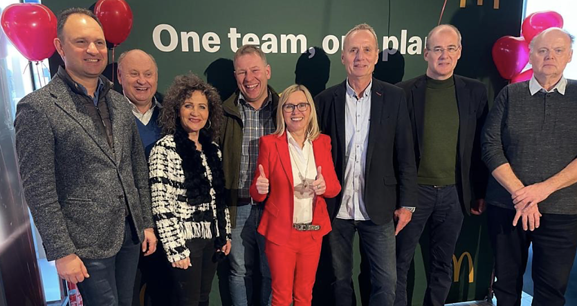 v.l.: Andreas Peter, Helmut Peter, Landratspräsidentin Birgit Pommer, Silivo Wagner, Unternehmerin Petra Hebig, Hans-Jürgen Weidt, Landrat Matthias Jendricke und Bürgermeister Manfred Handke (Foto: Peter Gruppe)