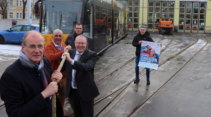 Matthias Jendricke (Landrat), Thorsten Schwarz (Geschäftsführer Verkehrsbetriebe Nordhausen), Werner Hütcher (IndoorDirektor), Jens Germer (Geschäftsführer Nordhausen Netz) und Marco Bachmann (Gruppenleiter Marketing Stadtwerke) ziehen bei den Vorbereitungen zum Nordhausen Indoor-Kugelstoßen an einem Strang (v.l.n.r.) (Foto:  Landratsamt Nordhausen)