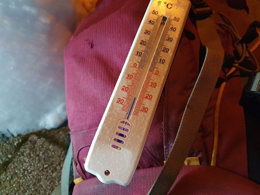 -22 Grad maßen wir damals auf dem mitgeführten Zimmerthermometer während einer aus verständlichen Gründen kurz gehaltenen Pause an der Bushaltestelle in Großleinungen. (Foto: Bodo Schwarzberg)