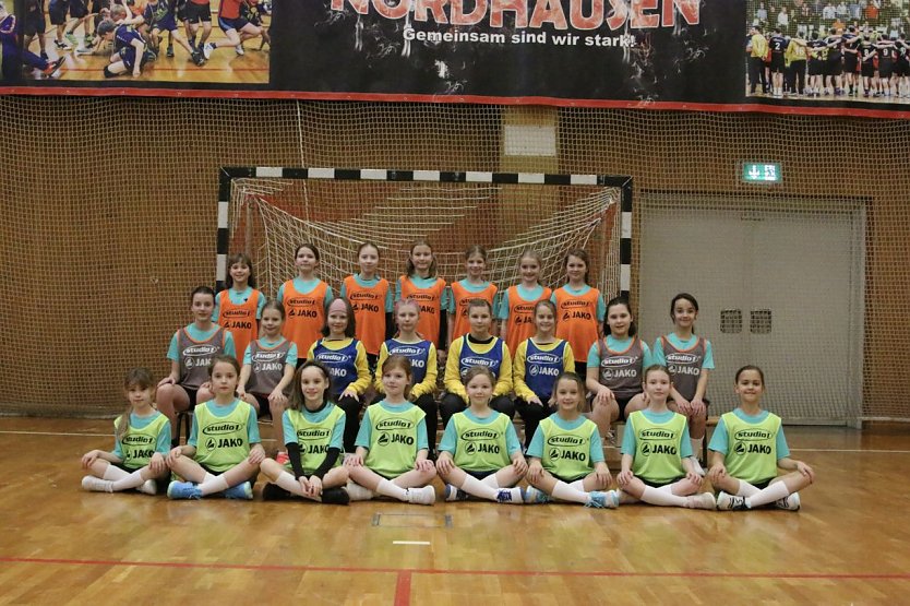 Die Handball-Girls freuen sich über neue Ausrüstung (Foto: Katja Vopel)