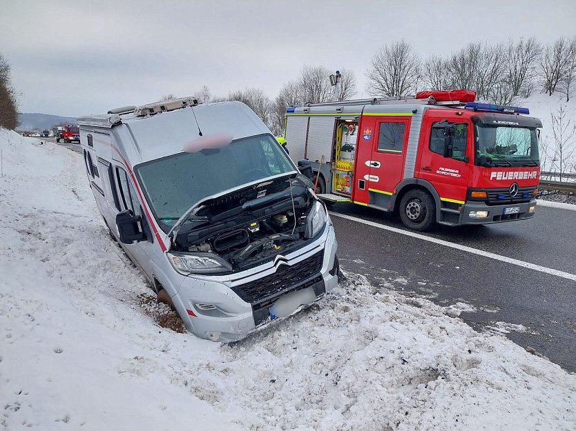 Alkoholfahrt endet im Straßengraben (Foto: Feuerwehr Schachtelbich/Arenshausen)