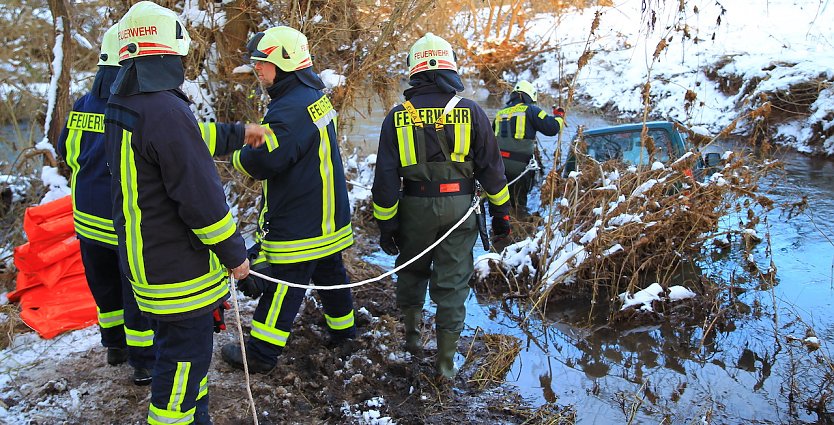 Feuerwehrmänner versuchen das Fahrzeug zu bergen (Foto: Feuerwehr Heringen/Silvio Dietzel)