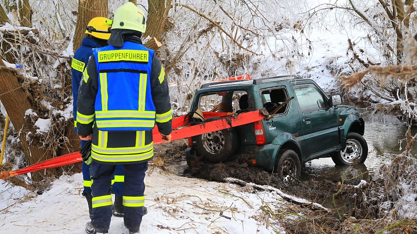 Bergung des gestern verunfallten PKW aus der Helme bei Heringen  (Foto: Silvio Dietzel)