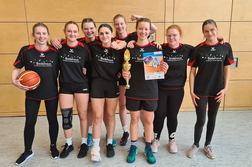 Bild 1: Wettkampfklasse II - von links - Lea Waldmann, Maja Uebner, Lily Leibiger, Adea Kullashi, Jenny Bierwisch, Johanna Ibe, Greta Neumeyer, Charlotte Gotter    (Foto: C.Bauersfeld)