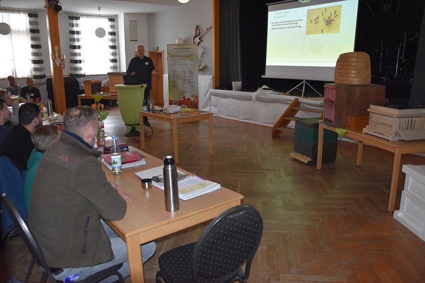 Ausbildungsstart für Neuimker im Sachswerfer Handwagen (Foto: Thomas Soszynski)