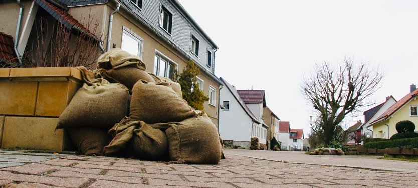 Die Sandsäcke sind aus Windehausen noch nicht verschwunden (Foto: agl)