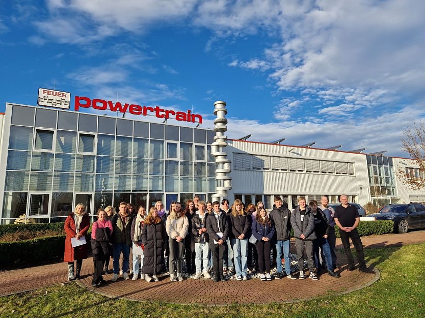 Ausflug in die Praxis - der Kurs zu Gast bei Feuer Powertrain (Foto: Herder-Gymnasium)