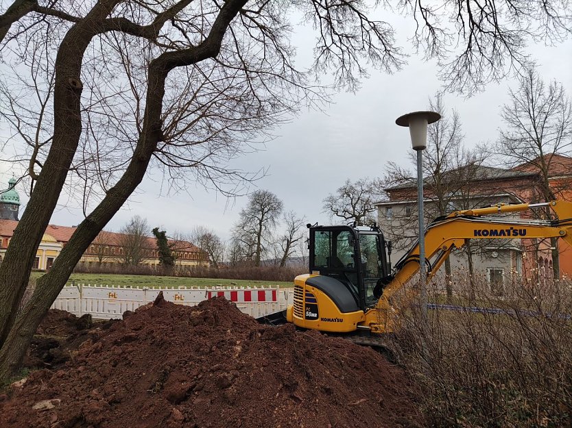  Auf Schloss Sondershausen wird gebaggert, die Baumaßnahmen für den Einbau einer neuen Löschwasserzisterne haben begonnen (Foto: STSG, Jana Lorenz)