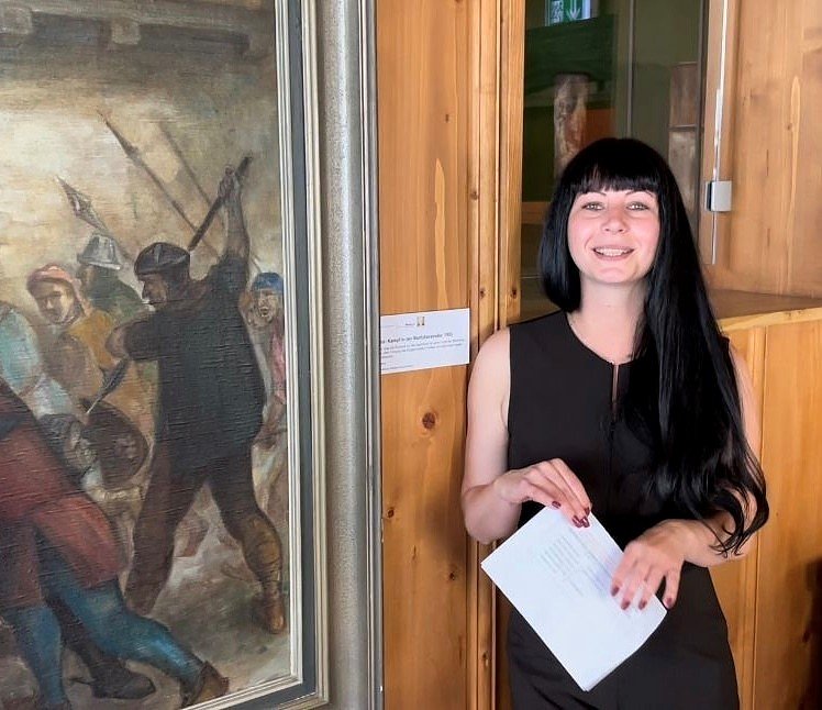 Jessica Müller präsentiert ihre Ausstellung "Die Macht der Netzwerke - Nordhäuser Persönlichkeiten und ihre Denkmale aus 800 Jahren" (Foto: Flohburg)