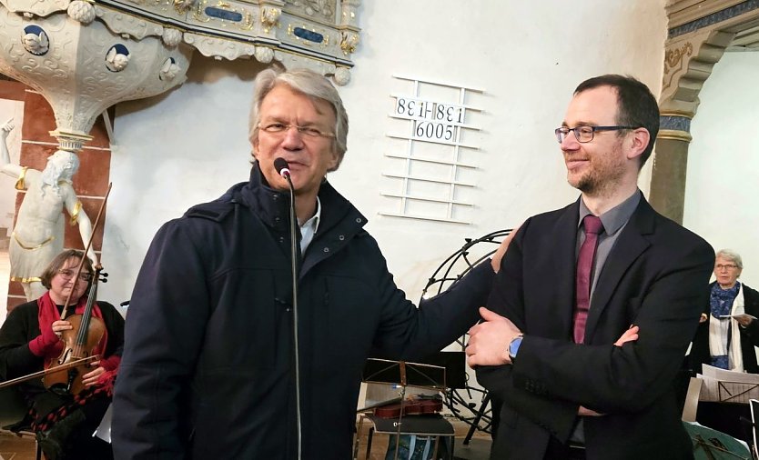 Daniel Klajner, Theaterintendant, bedankt sich bei Kantor Michael Goos für die vielfältigen Kooperationen (Foto: Evangelischer Kirchenkreis Südharz)