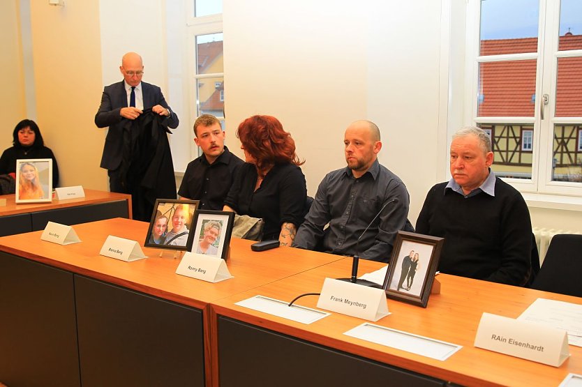 Betroffene Eltern mit den Bildern ihrer verunglückten Kinder bei der Verhandlung am Amtsgericht Mühlhausen (Foto: S. Dietzel)