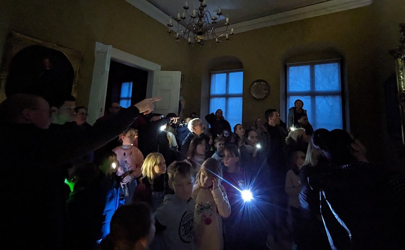 Bei der Märchentaschenlampenführung gehen Kinder auf Erkundungstour durch das Schlossmuseum und erfahren spannende Geschichten. (Foto: Janine Skara)