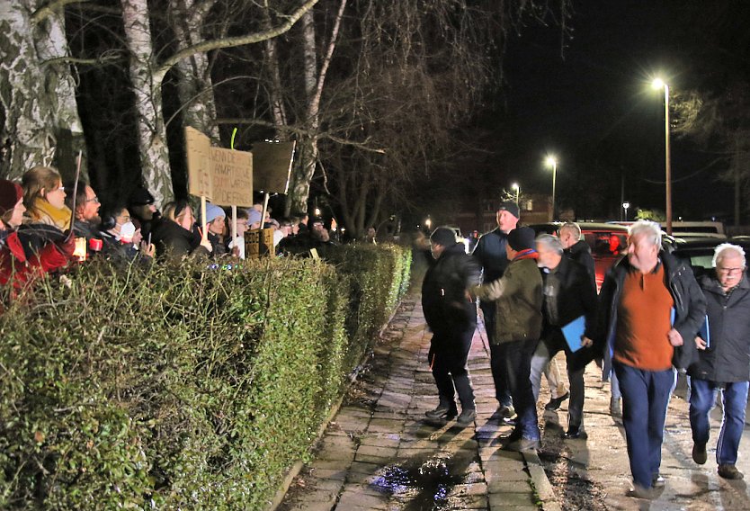 Protestspalier hinter dem Zaun - mit der "Stille" hat es auf Seiten des Bündnisses gestern nicht durchgängig geklappt (Foto: agl)