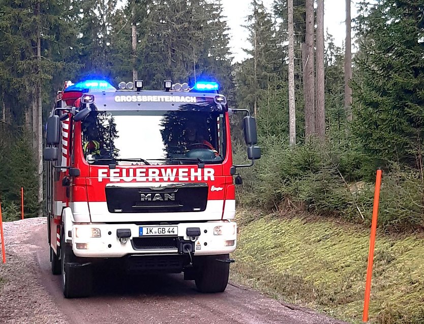 Brennt es, geht auch im Wald nichts ohne Feuerwehr! Die Waldbrandbekämpfung muss von den Experten durchgeführt werden. Forstleute unterstützen organisatorisch wie technisch und helfen bei der abschließenden Brandwache (Foto: Dr. Horst Sproßmann)