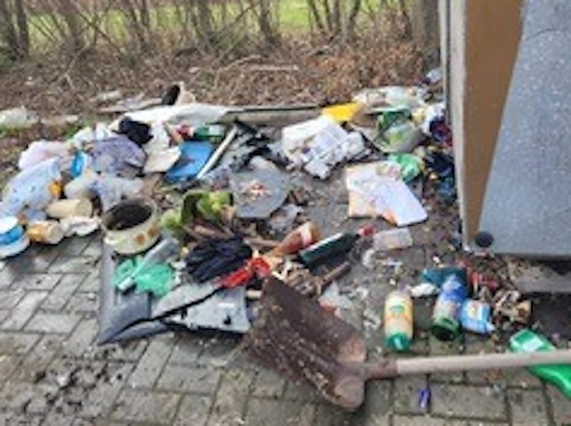 Achtlos weggeworfener Müll in Sondershausen (Foto: Landratsamt Kyffhäuserkreis)