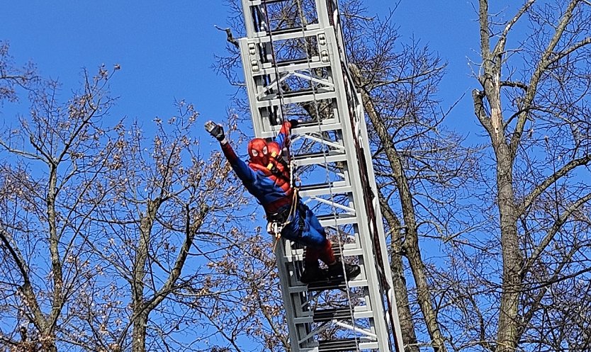 Feuerwehrmänner der Höhenrettung Erfurt, verkleidet als „Spiderman“, überraschen die KInder der Kindervilla in Bad Frankenhausen. Diese hatte 100 Euro für ein krebskrankes Kind gesammelt. (Foto: Katrin Milde)