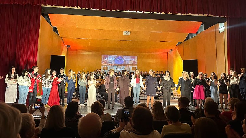 Schülerinnen und Schüler des Geschwister-Scholl-Gymnasiums wurden nach ihrer Musicalinterpretation von Shakespeares „Romeo und Julia“, mit anhaltendem Applaus bedacht. (Foto: Janine Skara)