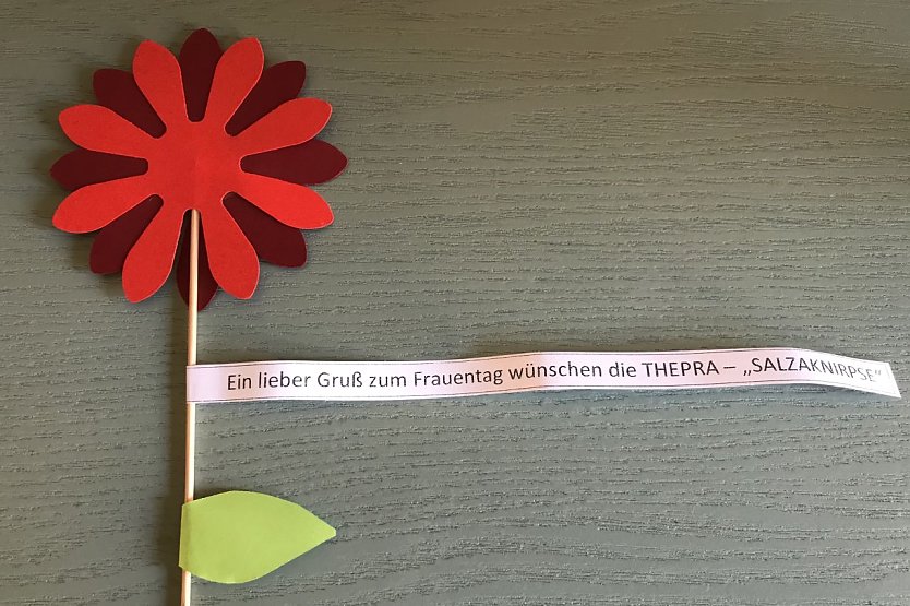 Geschenk der Thebra-"Salzaknirpse" zum Frauentag (Foto: Eva Maria Wiegand)