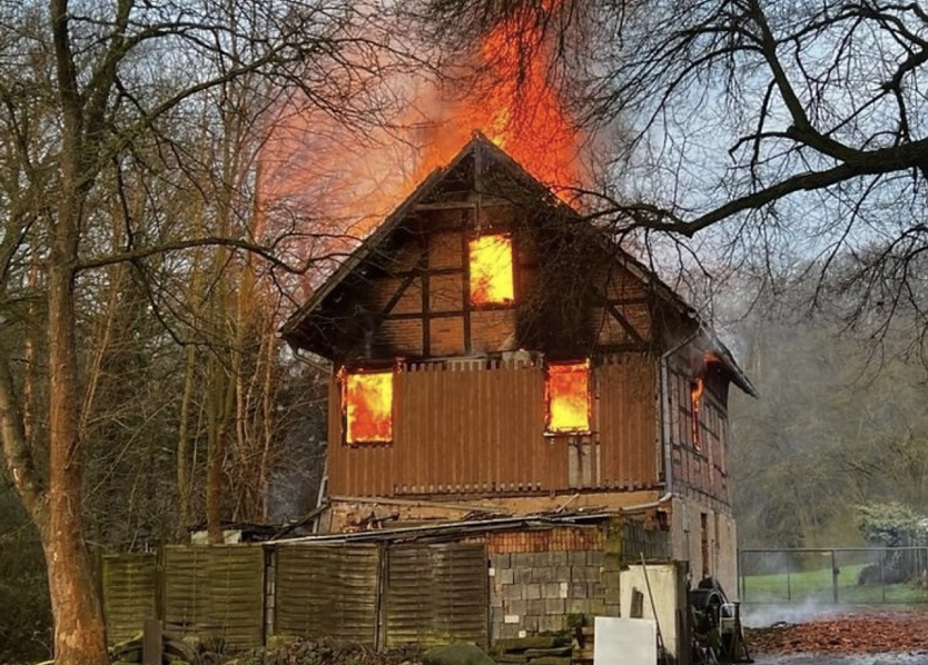 Brennendes Wohnhaus in Heldrungen (Foto: LPI)
