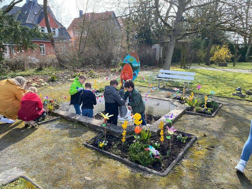 Fleißig bei der Arbeit - auch der Garten des Kunsthauses wurde für das Osterfest vorbereitet (Foto: KJR)