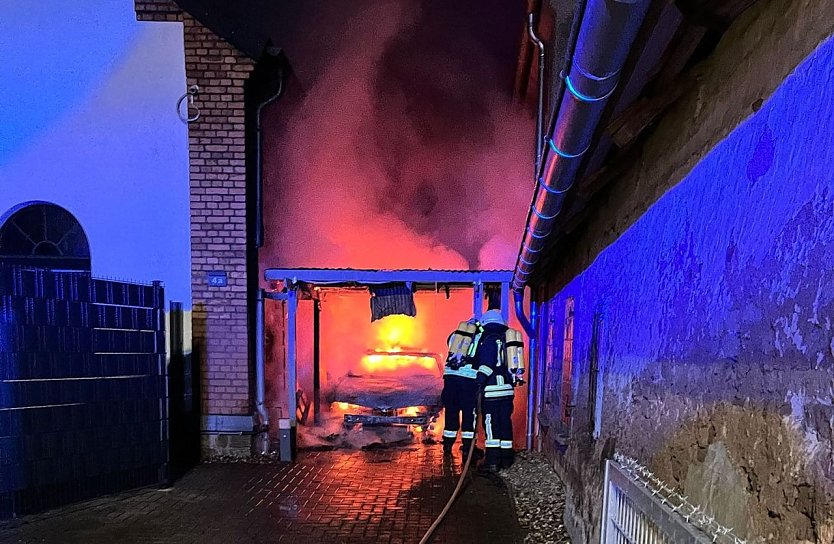 PKW in Flammen  (Foto: Feuerwehr )