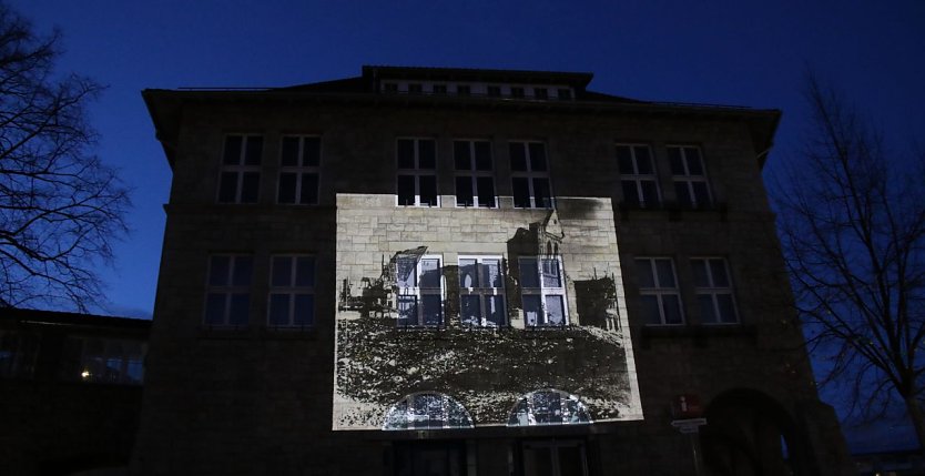 Illumination am Rathaus: Nordhausen gedenkt dieser Tage den Schrecken des Krieges (Foto: agl)