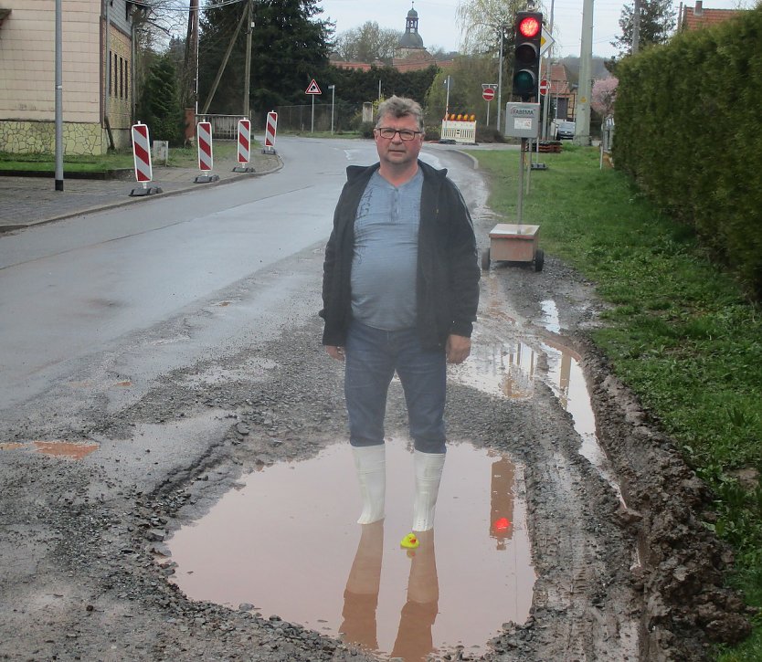 OT Bürgermeister von Gudersleben, Norbert König bemängelt Straßenzustände in Gudersleben (Foto: Norbert König)