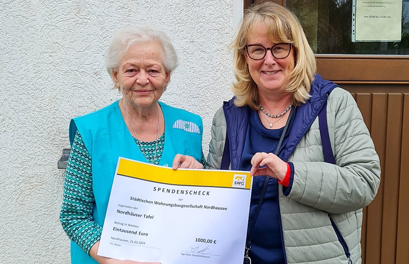 Helga Rathnau (links) erhält von SWG-Chefin Inge Klaan den symbolischen Scheck für eine Spende in Höhe von 1.000 Euro (Foto: SWG Nordhausen/Susanne Schedwill)