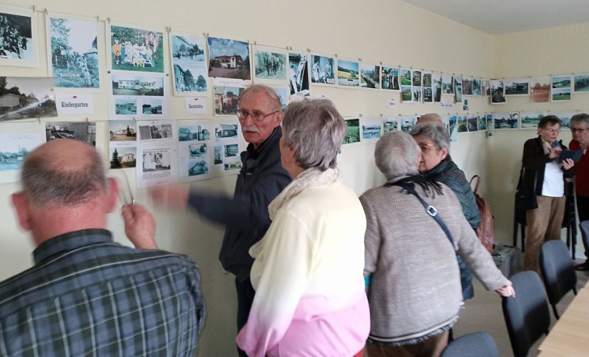 Ausgiebig besichtigten ehemalige Schülerinnen und Schüler der Dorfschule die Dauerausstellung „Chronik der Gemeinde Günzerode“. (Foto: Kurt Frank)
