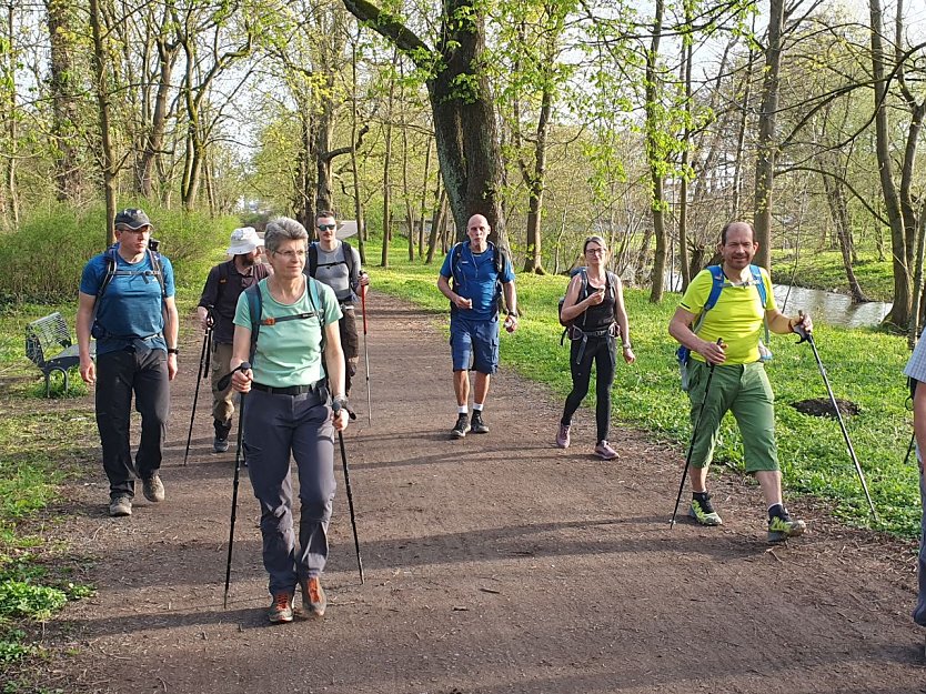 Die 100 km-Wanderer am Nachmittag des 6. April nach rund 24 Kilometern im Nordhäuser Stadtpark. (Foto: Bodo Schwarzberg)