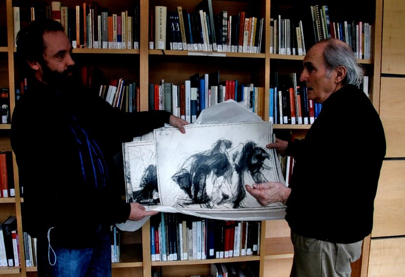 Scharr übergibt in der Gedenkstätte 2008 Zeichnungen Gefangenenzug (Foto: H.Kneffel)