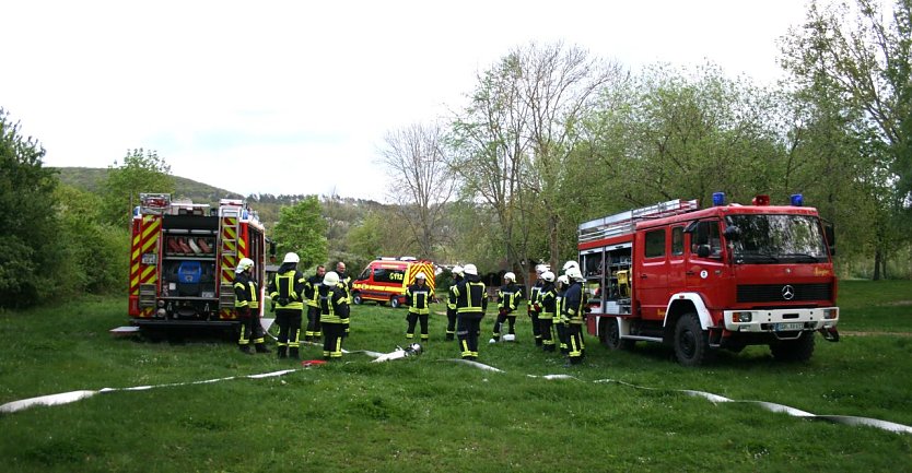 Feuerwehrübung am Stausee Kelbra (Foto: Ulrich Reinboth)