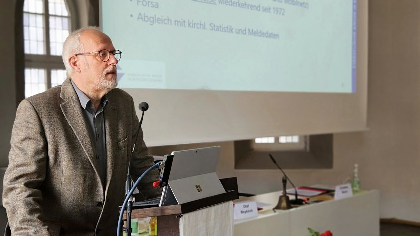 Oberkirchenrat Christian Fuhrmann erläutert die Ergebnisse der 6. Kirchenmitgliedschaftsuntersuchung (Foto: Evangelischer Kirchenkreis Mühlhausen)