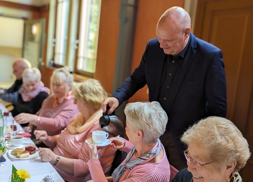 Bürgermeister Steffen Grimm bediente gerne die zahlreichen Gäste bei der Seniorenfrühlingsfeier im Carl-Schroeder-Saal in Sondershausen (Foto: J. Skara)