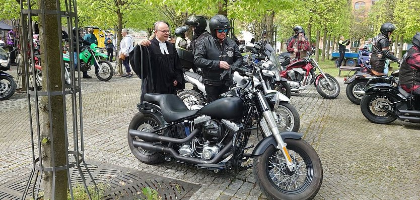 Pfarrer Jochen Lenz leitete am Sonntag den 2. Thüringer Bikergottesdienst in Ellrich (Foto: privat)