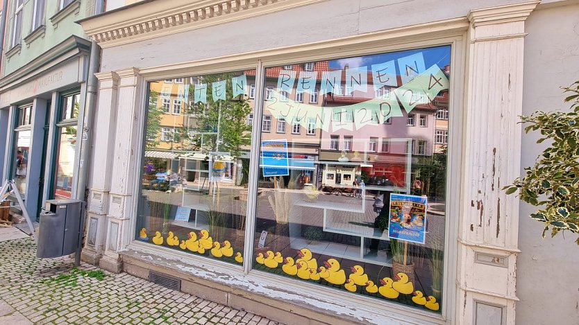 Anlässlich zum diesjährigen Entenrennen am 2. Juni 2024 wurde erstmalig ein Schaufenster gestaltet, um den kreativen Kunstwerken vor dem Rennen mit einer Ausstellungsplattform eine entsprechende „Bühne“ zu bieten. (Foto: KTL Bad Langensalza)