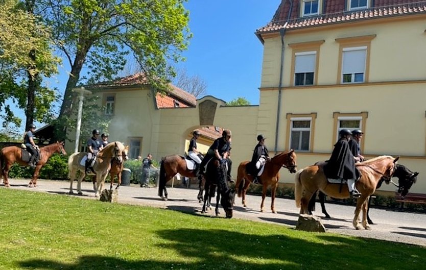 Ankunft der Reiterinnen und Reiter des Navalisrittes von Bad Tennstedt nach Grüningen (Foto: Babette Esche)