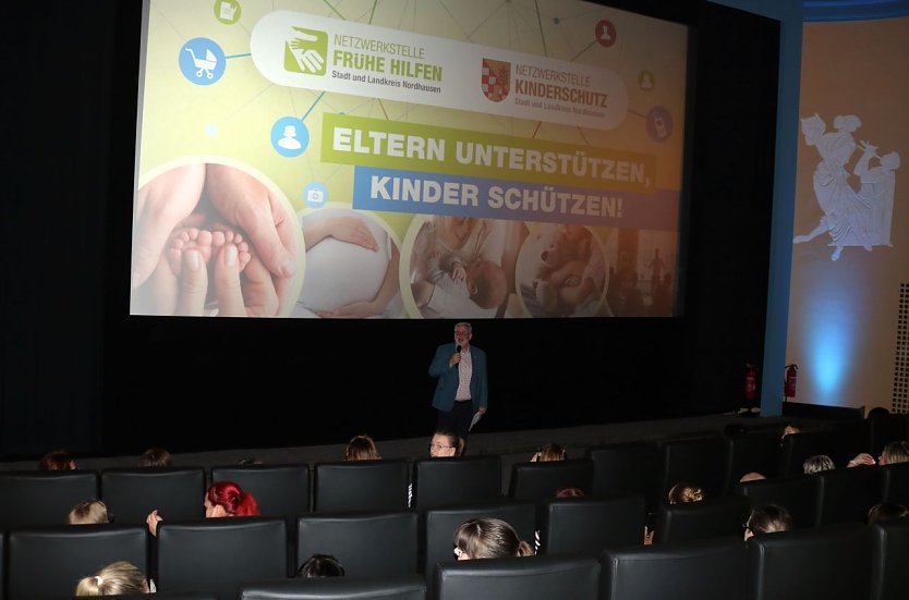 Stefan Nüßle begrüßte rund 100 Fachkräfte im Nordhäuser Kino (Foto: Pressestelle Landratsamt)