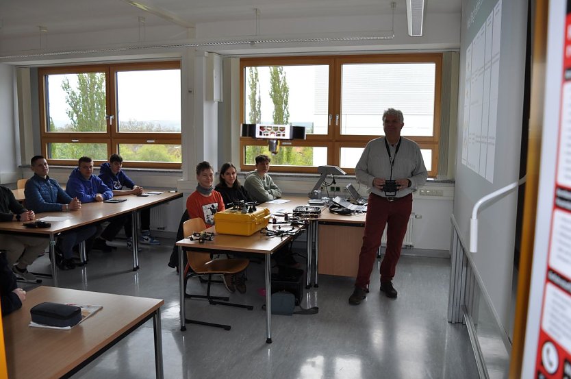 Professor Neitzke beeindruckte die Gäste mit Drohnenflügen  (Foto: HSN)