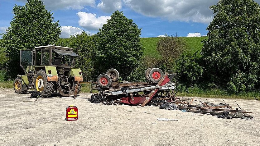 Verunfallter Kremserwagen im Eichsfeld (Foto: Feuerwehr Teistungen/Silvio Dietzel)
