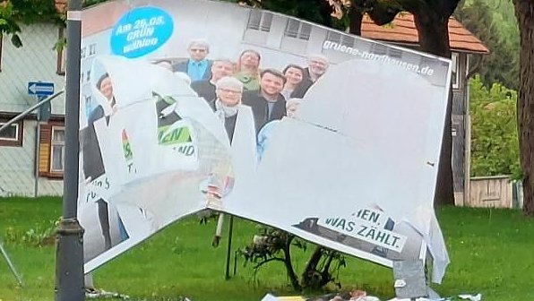 Zerstörtes Wahlplakat im Nordhäuser Wahl"kampf" (Foto: SPD/LINKE/GRÜNE)