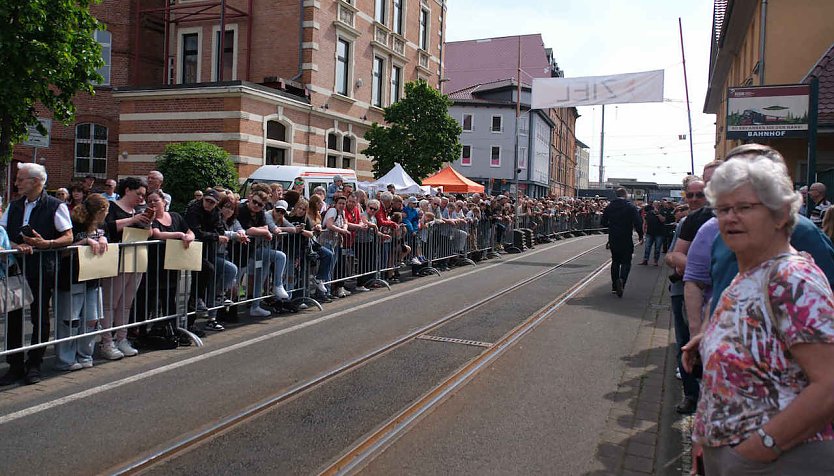 Erwartungsfrohe Besucher beim Bahnhofsfest (Foto: P.Blei)