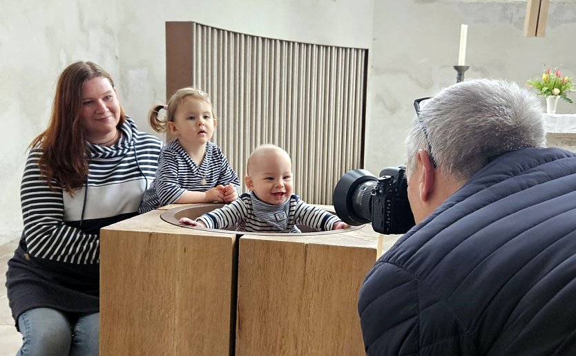 Beatrice und ihre Kinder Jolie  und Paul werden von Andreas Hillmann von Plusgrad für die Ausstellung fotografiert. (Foto: Evangelischer Kirchenkreis Südharz)