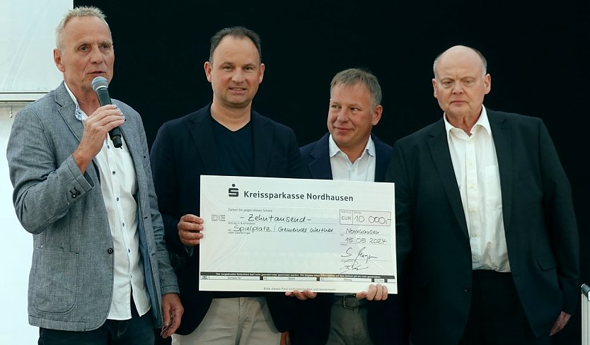 10.000 Euro für einen Spielplatz in Werther. Von links Hans Jürgen Weidt, Andreas Peter, Silvio Wagner und Manfred Handke (Foto: nnz)